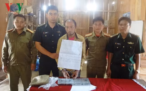 hai doi tuong nguoi lao van chuyen trai phep 34 banh heroin