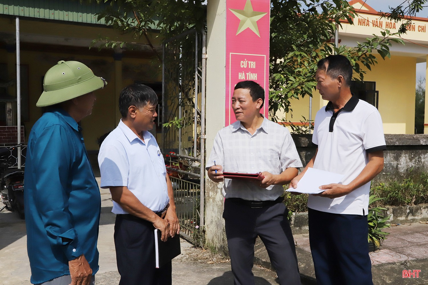 Cán bộ xã Đông Kinh hướng dẫn quy trình tổ chức bầu cử cho ban cán sự thôn.
