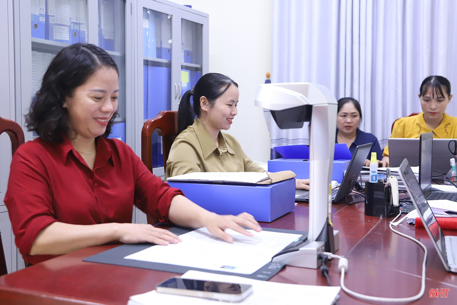 Chị Trần Thị Thành (ngoài cùng bên trái) và các đồng nghiệp rất vui mừng khi Nghị định 381 được ban hành.