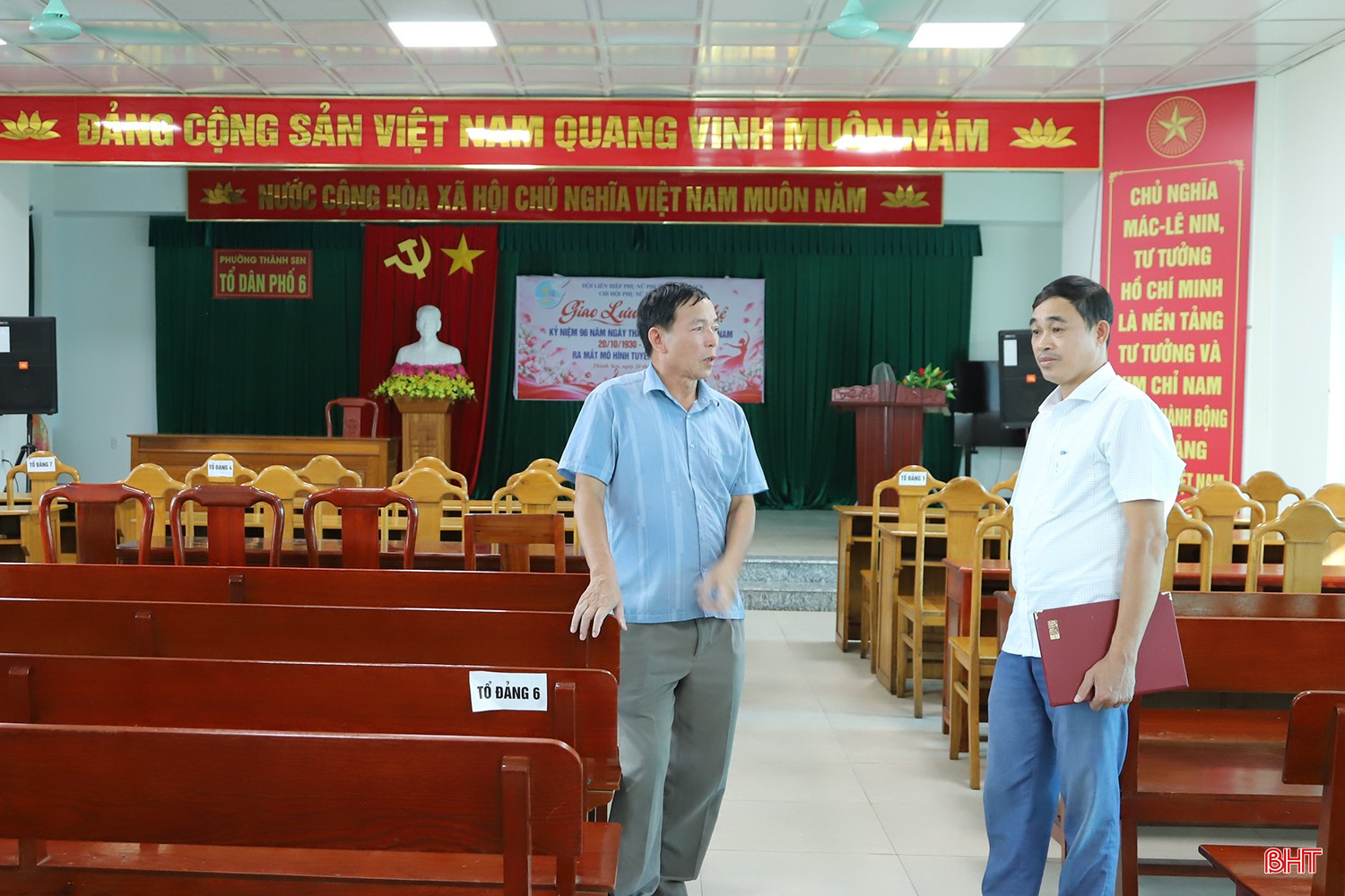 Cán bộ TDP 6 phường Thành Sen thảo luận các phần việc liên quan đến công tác bầu cử tổ trưởng dân phố nhiệm kỳ 2026 - 2031.