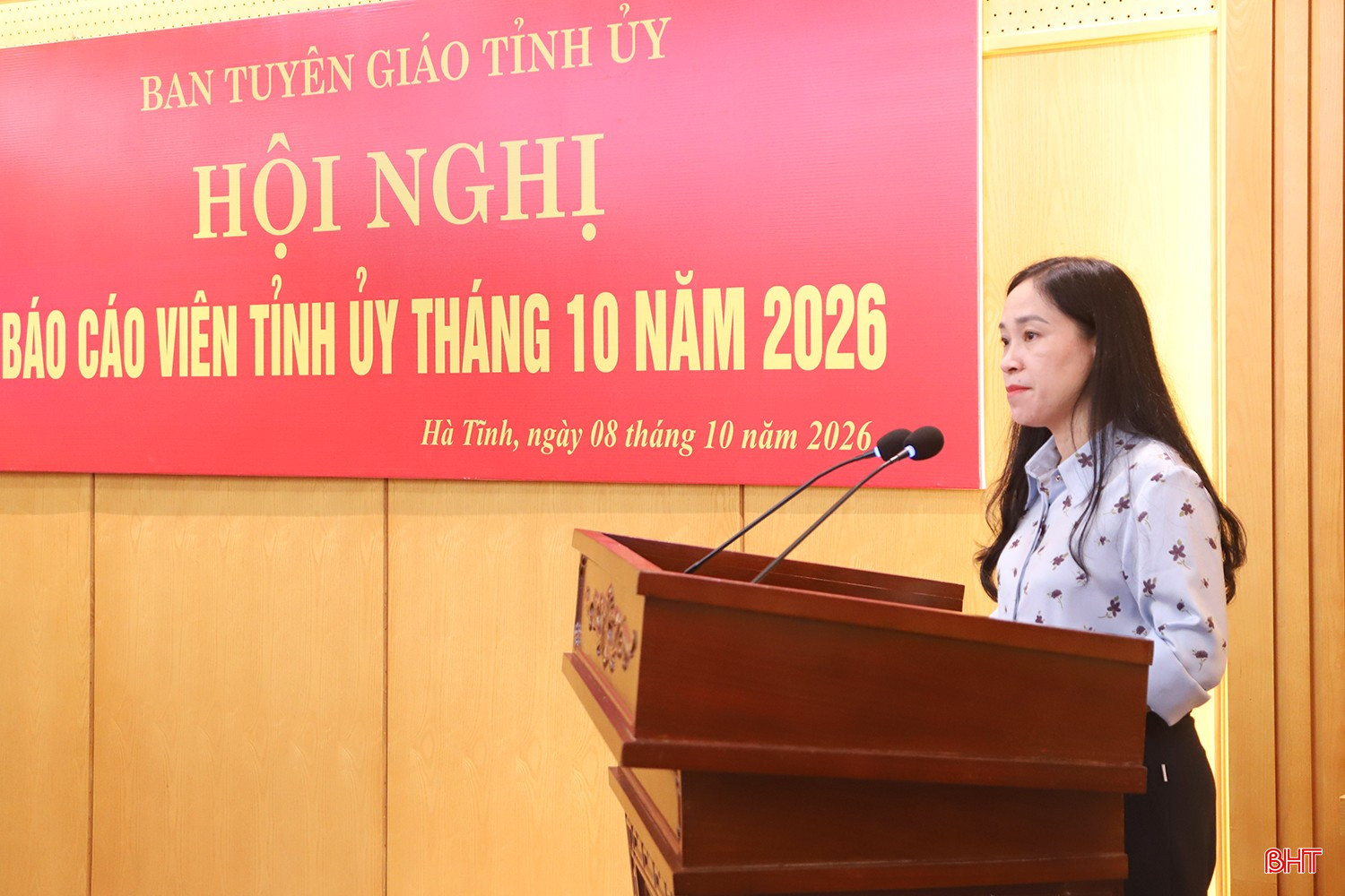 Phó Chủ tịch Hội LHPN tỉnh Trương Thị Lượng báo cáo nội dung phát huy vai trò của phụ nữ trong xây dựng nông thôn mới.