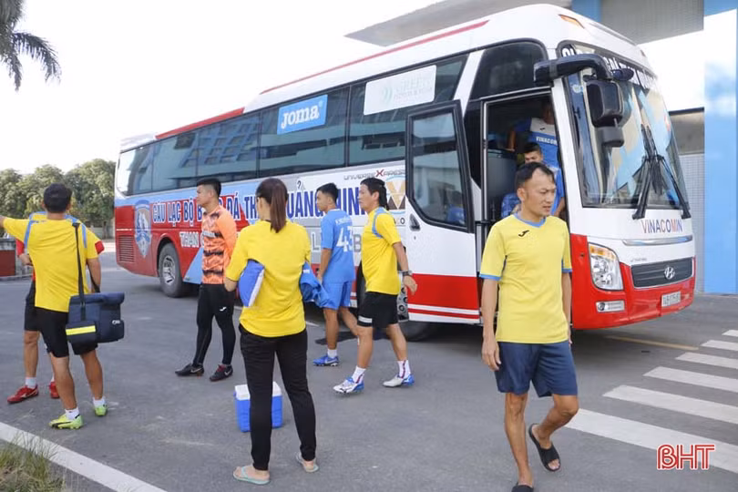 Cầu thủ Than Quảng Ninh khen mặt sân Hà Tĩnh đẹp trước trận tứ kết Cúp Quốc gia