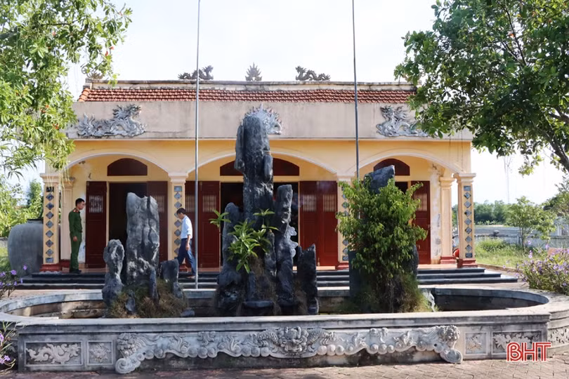 Lãnh đạo Cẩm Xuyên dâng hương nhân kỷ niệm 90 năm Xô viết Nghệ Tĩnh