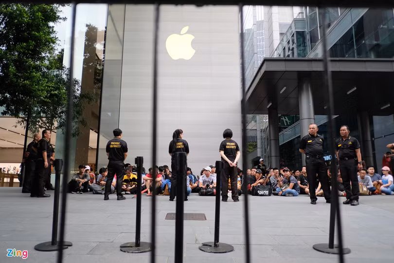 “Chiếc iPhone 12 đầu tiên về Việt Nam giá không dưới 200 triệu đồng”