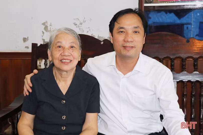 Trao tặng tranh của Chánh án TAND Tối cao cho “O du kích nhỏ”
