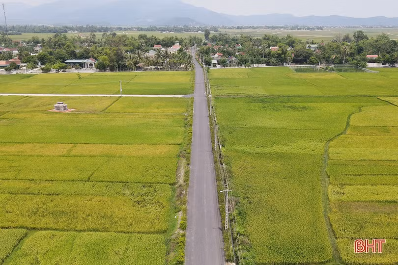Lộc Hà thảm nhựa mặt bê tông, “nâng chất” đường giao thông nông thôn