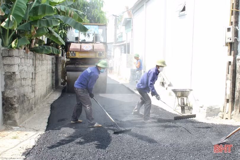 Lộc Hà thảm nhựa mặt bê tông, “nâng chất” đường giao thông nông thôn