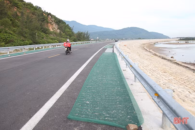 Ẩn hoạ tai nạn giao thông khi phơi hải sản trên tuyến đường ven biển Hà Tĩnh