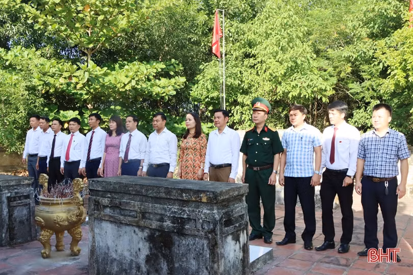 Lãnh đạo Cẩm Xuyên dâng hương nhân kỷ niệm 90 năm Xô viết Nghệ Tĩnh