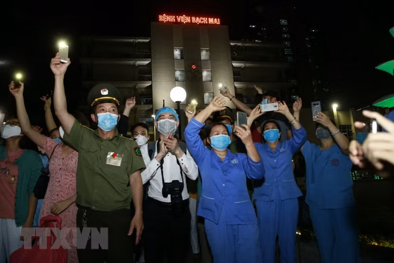 Hình ảnh chính thức dỡ bỏ cách ly Bệnh viện Bạch Mai