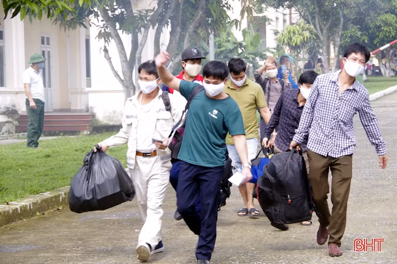 Hà Tĩnh bàn giao 334 công dân hoàn thành cách ly, có xét nghiệm âm tính với virus SARS-CoV-2