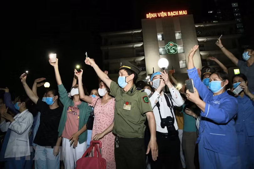 Hình ảnh chính thức dỡ bỏ cách ly Bệnh viện Bạch Mai
