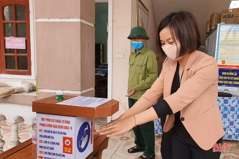 Ông giám đốc mang hàng chục máy sát khuẩn tự sáng chế tặng cơ sở chống dịch ở Hà Tĩnh