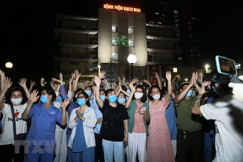 Hình ảnh chính thức dỡ bỏ cách ly Bệnh viện Bạch Mai