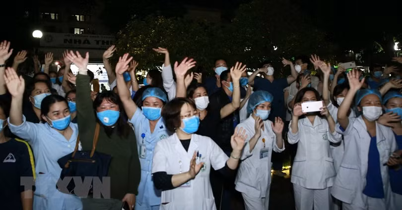 Hình ảnh chính thức dỡ bỏ cách ly Bệnh viện Bạch Mai