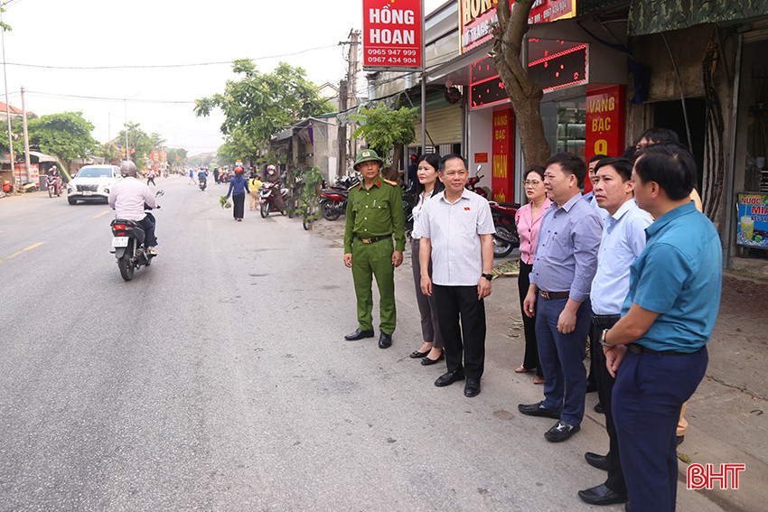 Đoàn kiểm tra khu vực đường ven biển trước chợ Cương Gián.