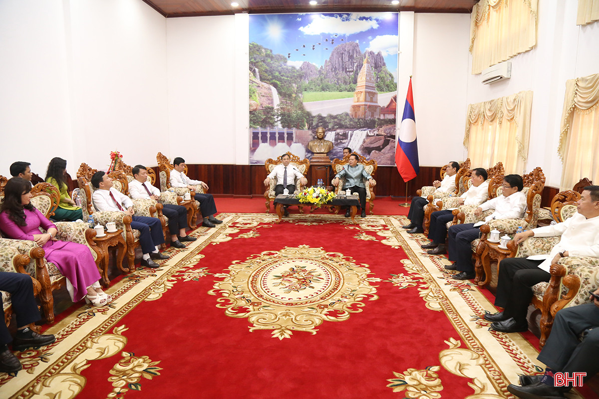 Đoàn công tác của tỉnh chào xã giao lãnh đạo tỉnh Bolikhămxay.