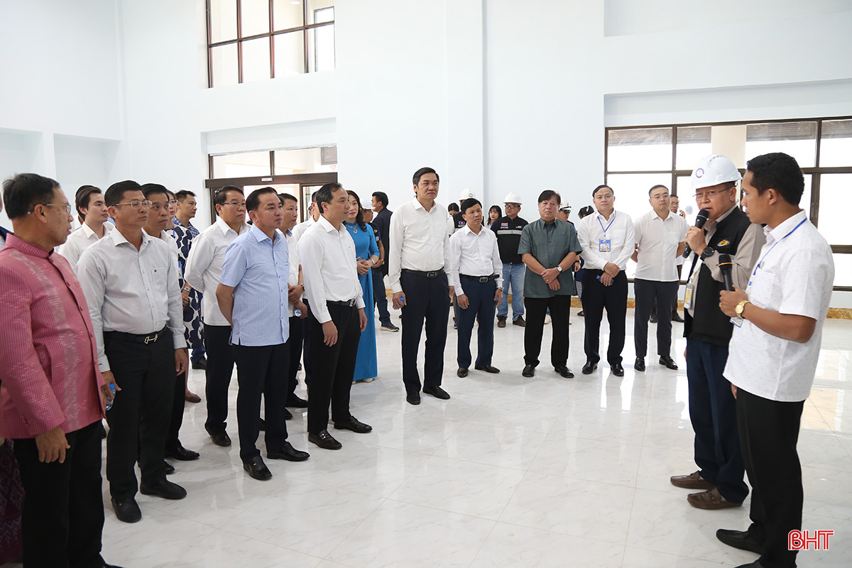 Bí thư Tỉnh ủy Hoàng Trung Dũng và đoàn công tác nghe chủ đầu tư giới thiệu về dự án cầu Hữu nghị 5 Bolikhămxay - Bưng Càn.