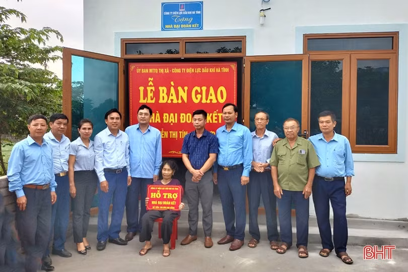 Bàn giao nhà đại đoàn kết cho hộ nghèo ở TX Kỳ Anh