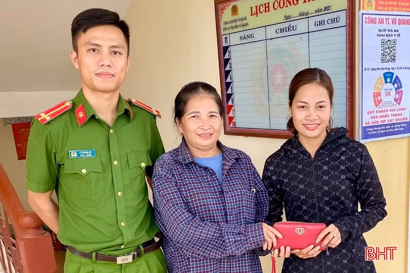 Nhặt được ví tiền, người phụ nữ trình báo công an để tìm người trả lại