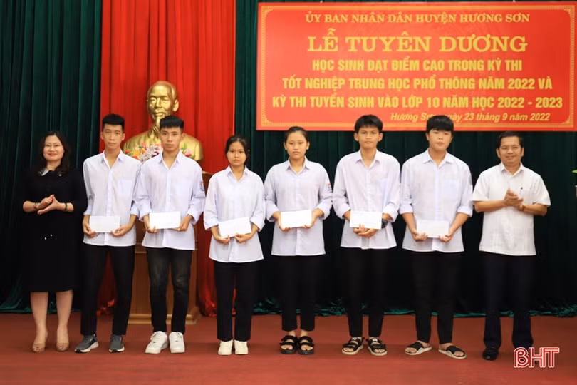 87 học sinh Hương Sơn được khen thưởng vì có thành tích cao trong các kỳ thi