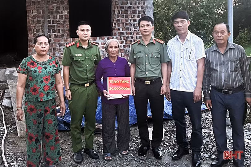 Công an xã ở Hà Tĩnh vận động kinh phí hỗ trợ vợ liệt sỹ hoàn thiện ngôi nhà