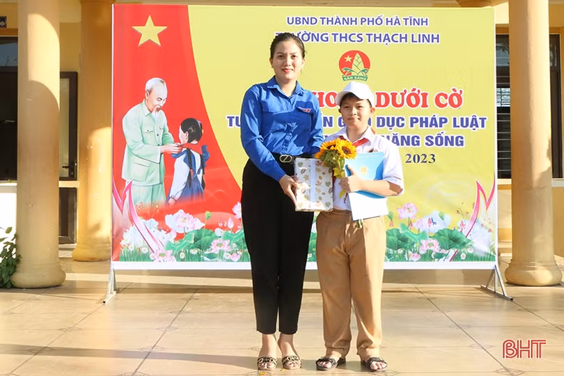 Khen thưởng học sinh TP Hà Tĩnh nhặt được hơn 51 triệu đồng trả lại người đánh rơi