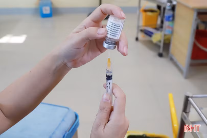 Hà Tĩnh tiêm vắc-xin phòng COVID-19 cho tiểu thương, hộ kinh doanh