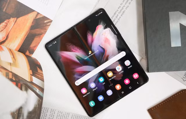 Giá cao, người dùng Việt vẫn chuộng Galaxy Z Fold3 5G