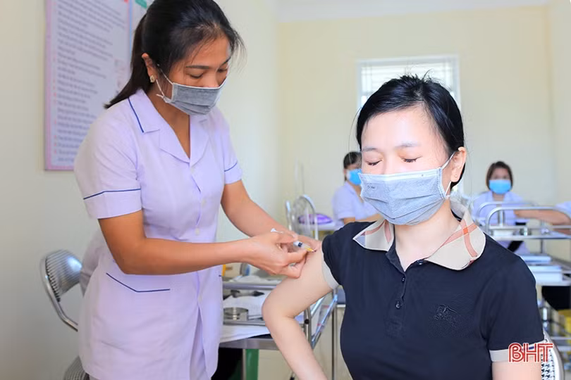 Hà Tĩnh tiêm vắc-xin phòng COVID-19 cho tiểu thương, hộ kinh doanh