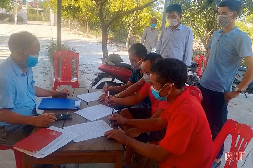Nông dân vựa lúa lớn nhất Hà Tĩnh nhanh tay thu hoạch vụ hè thu