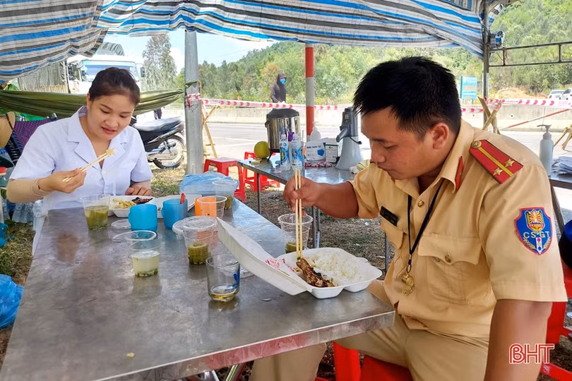 Các lực lượng “đội nắng” bám chốt phòng dịch COVID-19 ở TX Hồng Lĩnh