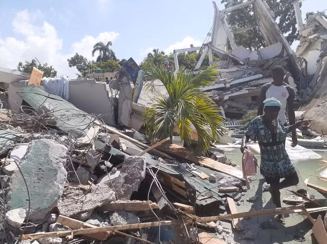 Haiti tan hoang sau động đất kinh hoàng, 1.297 người chết