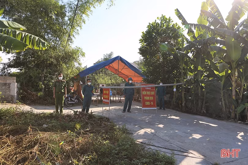 Xã Tùng Lộc ngày đầu thực hiện cách ly y tế: Đường vắng vẻ, người dân ở yên trong nhà
