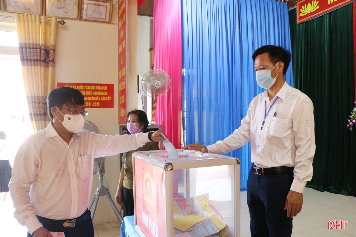 Cử tri Hà Tĩnh náo nức bầu chọn người đại biểu Nhân dân