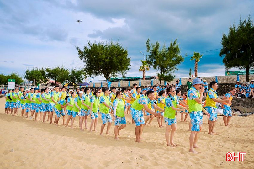 Đoàn khách ngoại tỉnh chơi teambuding trên bãi biển KDL Thiên Cầm dịp tháng 6/2024.