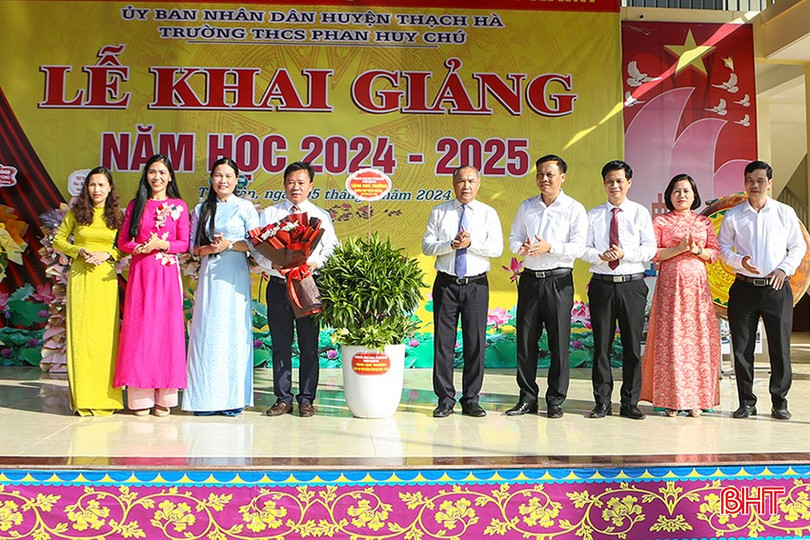 Trưởng ban Tổ chức Tỉnh ủy Võ Hồng Hải tặng hoa chúc mừng tập thể cán bộ, giáo viên và học sinh Trường THCS Phan Huy Chú nhân dịp khai giảng năm học mới.