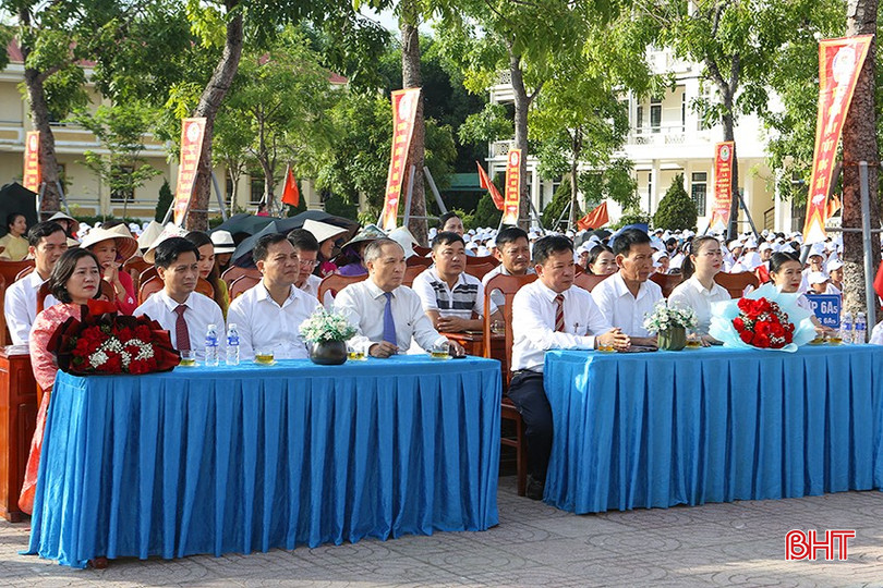 Trưởng ban Tổ chức Tỉnh ủy Võ Hồng Hải cùng các đại biểu tham dự lễ khai giảng tại Trường THCS Phan Huy Chú (thị trấn Thạch Hà).