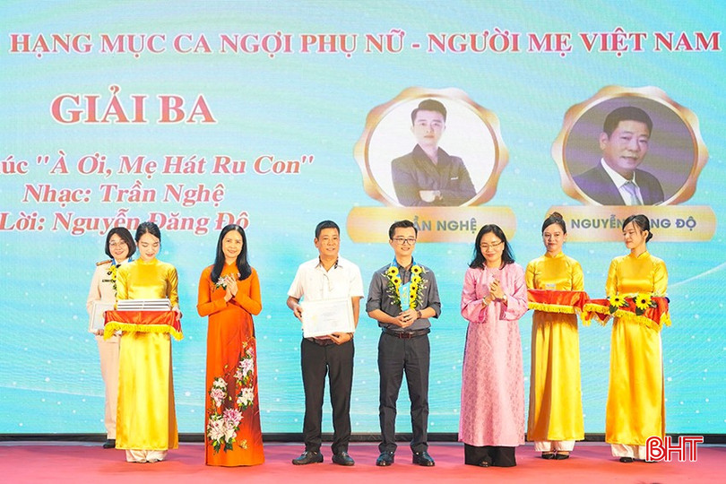 Tác giả Nguyễn Đăng Độ (áo trắng) đồng nhận giải ba cuộc thi.