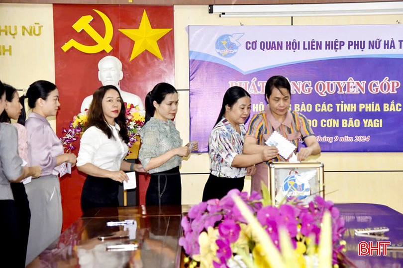 Cán bộ, nhân viên cơ quan Hội LHPN Hà Tĩnh quyên góp ủng hộ đồng bào miền Bắc bị ảnh hưởng bão, lũ.