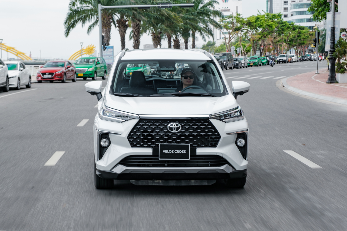 Toyota Veloz giá từ 648 triệu đồng - đối thủ mới của Mitsubishi Xpander