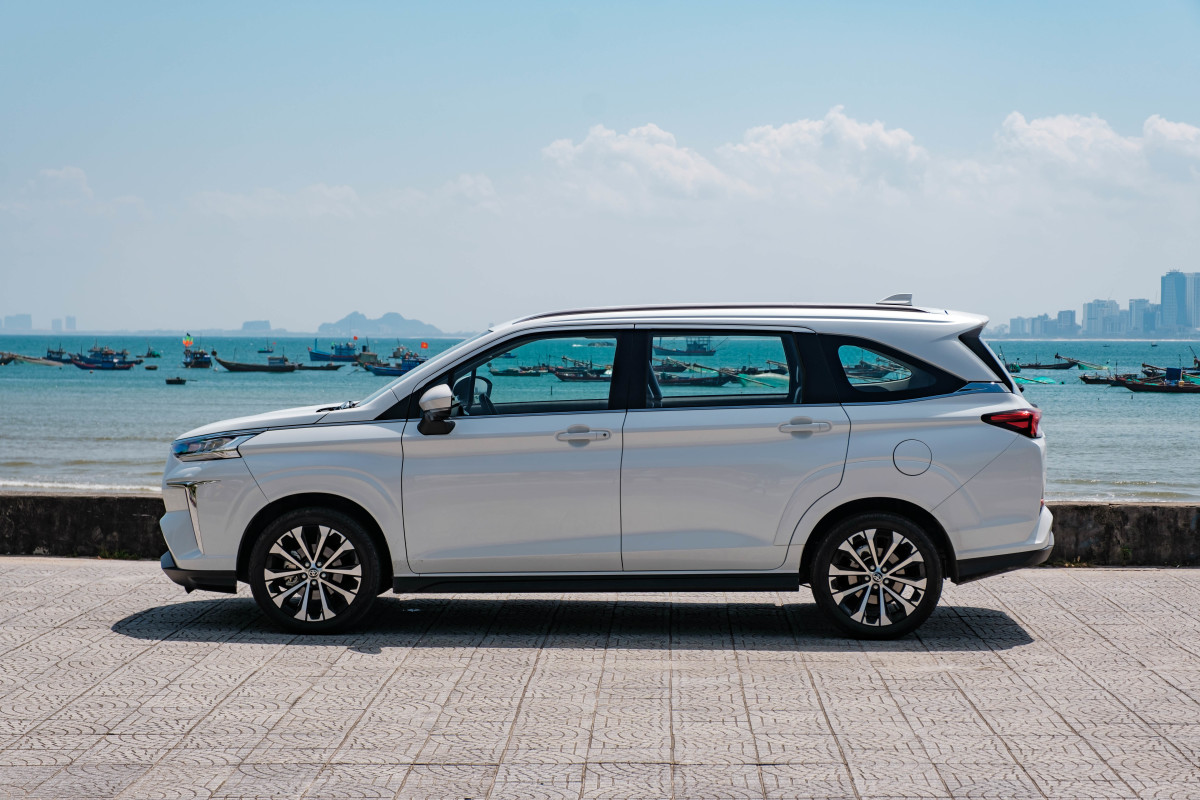 Toyota Veloz giá từ 648 triệu đồng - đối thủ mới của Mitsubishi Xpander