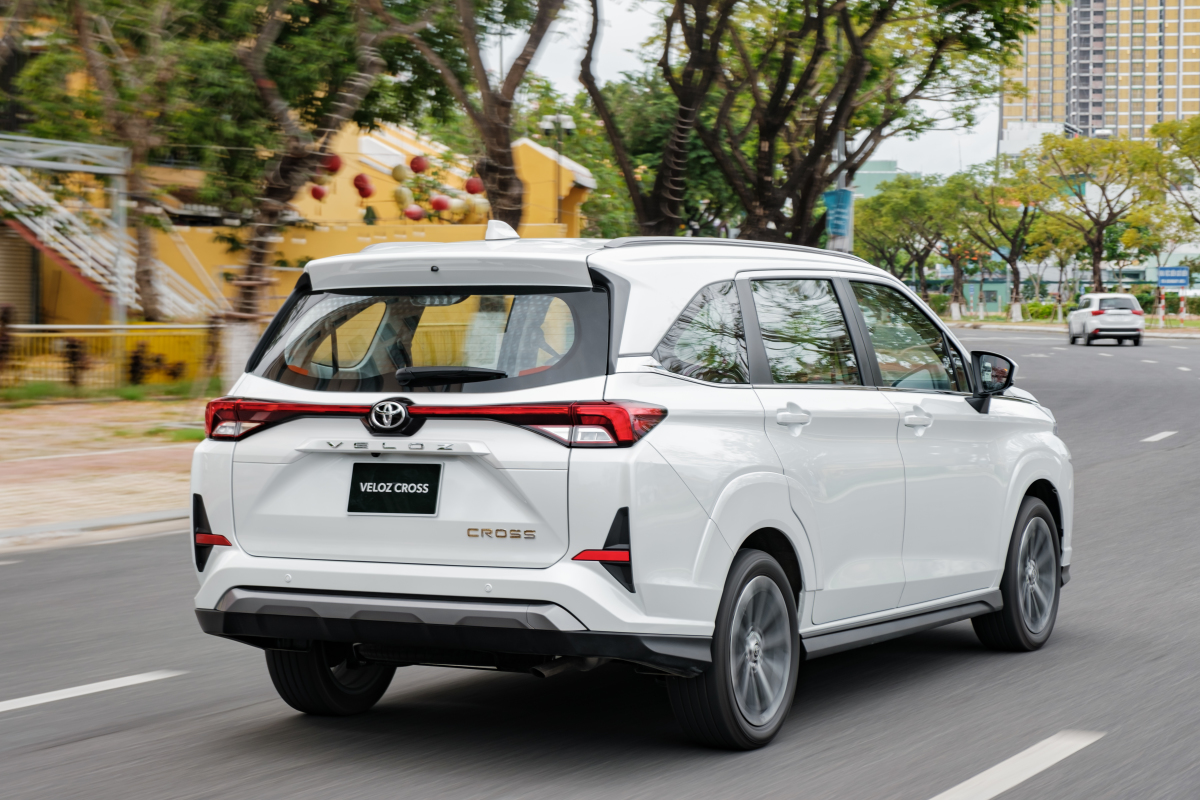 Toyota Veloz giá từ 648 triệu đồng - đối thủ mới của Mitsubishi Xpander
