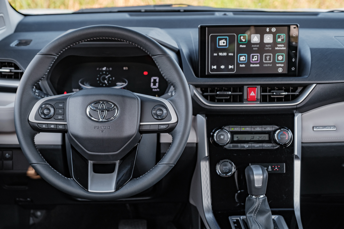 Toyota Veloz giá từ 648 triệu đồng - đối thủ mới của Mitsubishi Xpander