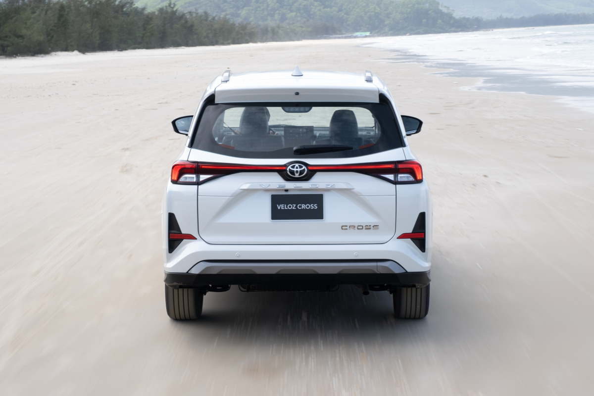 Toyota Veloz giá từ 648 triệu đồng - đối thủ mới của Mitsubishi Xpander