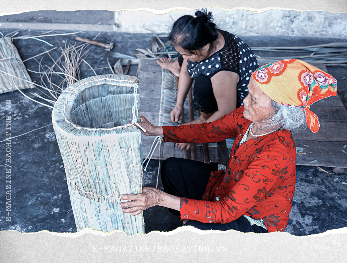 Emagazine: Cùng em khoác chiếc áo tơi ra đồng…