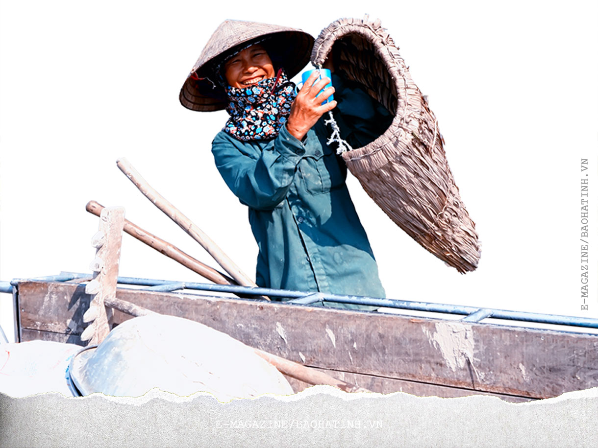 Emagazine: Cùng em khoác chiếc áo tơi ra đồng…