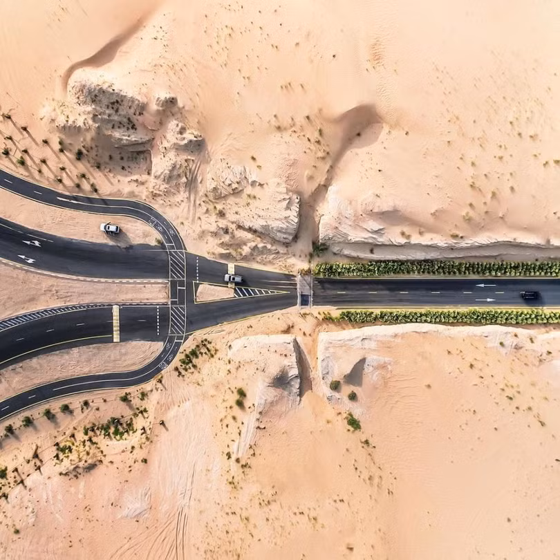 Cát sa mạc “nuốt chửng” đường cao tốc ở UAE