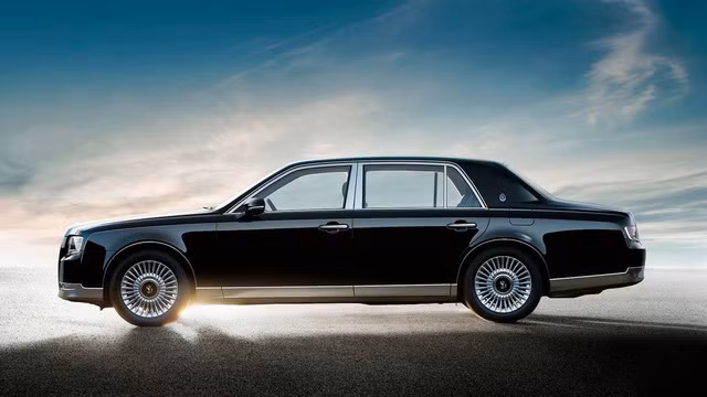 Toyota Century 2018 công bố giá bán, đắt gấp rưỡi BMW 8-Series