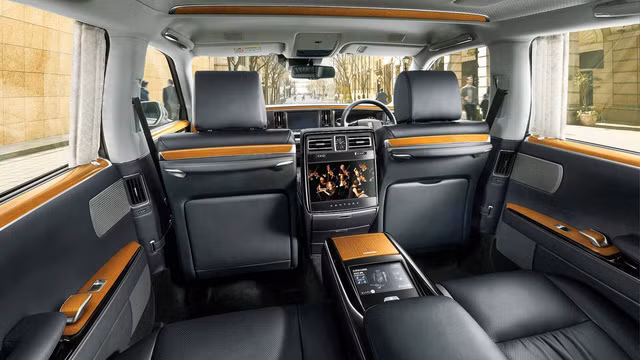 Toyota Century 2018 công bố giá bán, đắt gấp rưỡi BMW 8-Series